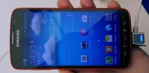 Video: Primer vistazo al Samsung Galaxy S4 a prueba de agua Video: Primer vistazo al Samsung Galaxy S4 a prueba de agua