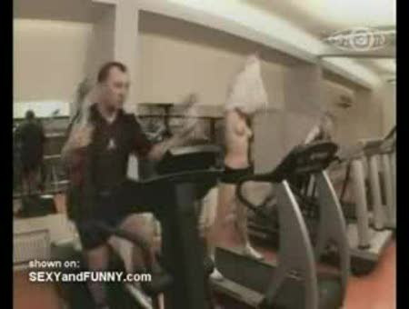 Humor para adultos: La rubia que se desnuda en el gimnasio